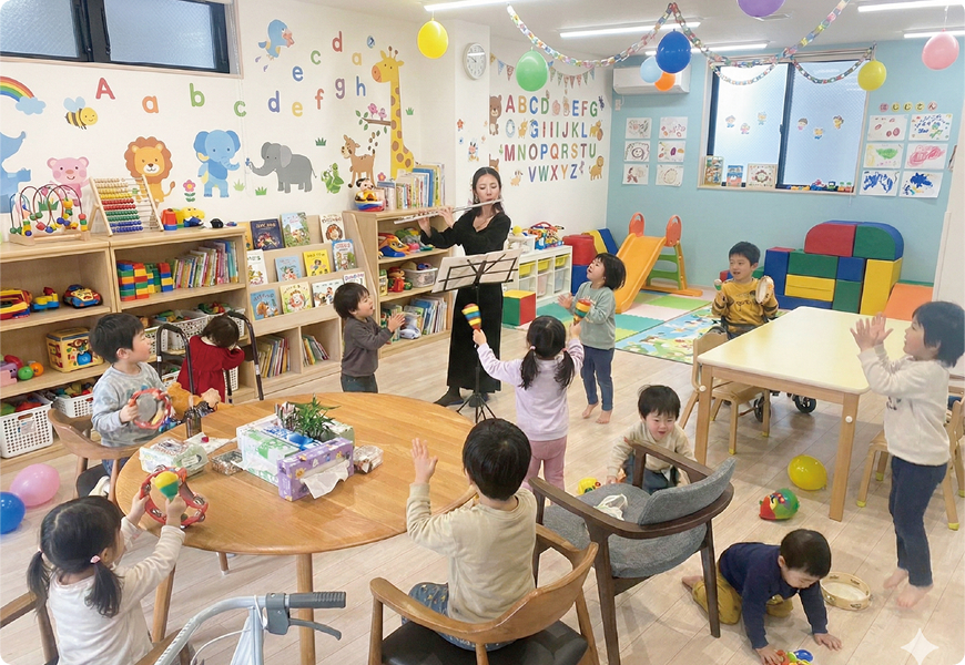 春日市私立幼稚園での演奏風景