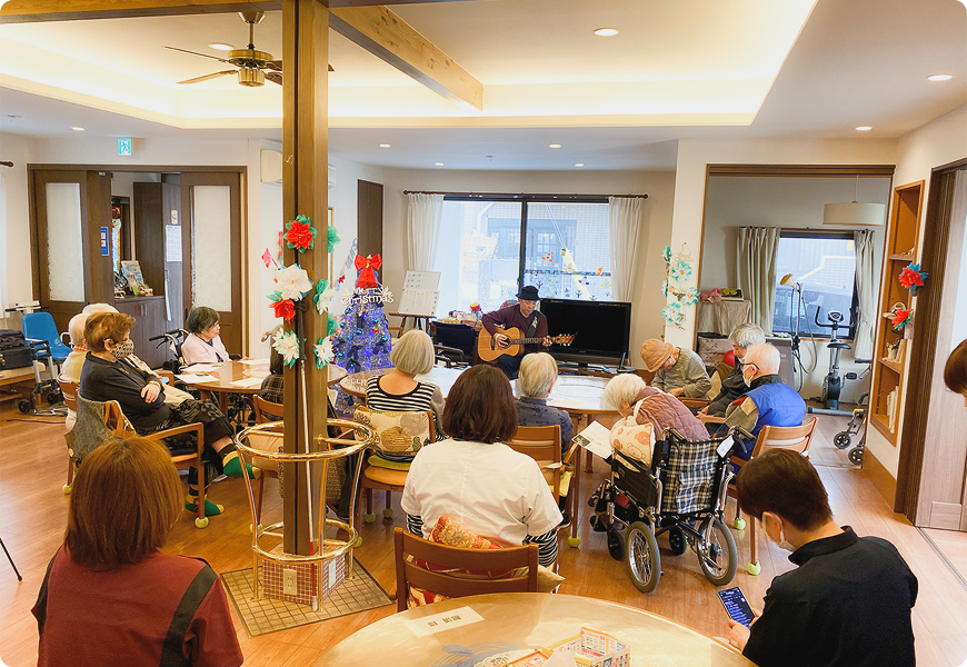 老人ホームでの演奏風景